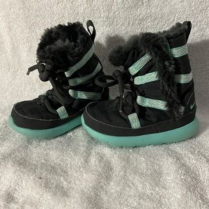 EUC Nike boots Size 5c